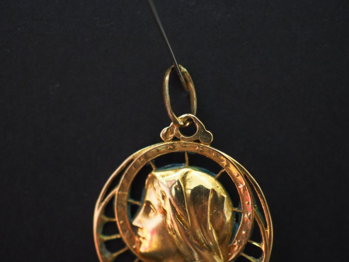 Médaille religieuse en or jaune ajourée, figurant la Sainte Vierge de 