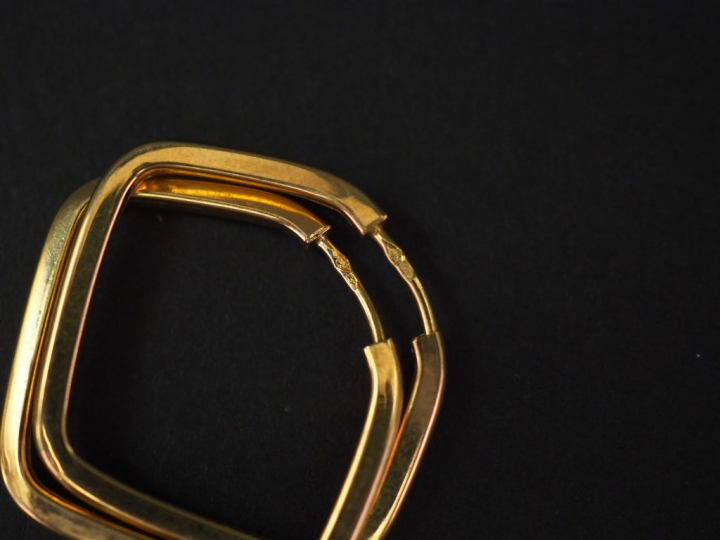 Paire de boucles d’oreilles de forme géométrique en or jaune. Poids. 2