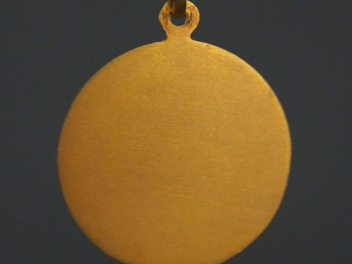 Médaille religieuse en or jaune, figurant la Sainte Vierge en Majesté 