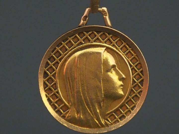 Médaille religieuse en or jaune, figurant la Sainte Vierge de profil s