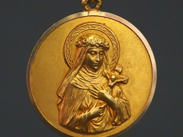 Médaille religieuse en or jaune, figurant Sainte Thérèse de l'Enfant J