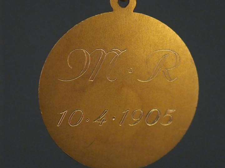 Médaille religieuse en or jaune, figurant Sainte Thérèse de l'Enfant J