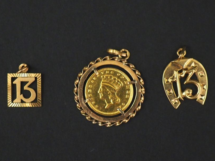 Ensemble comprenant :  -	 un pendentif en or jaune, serti en son centr