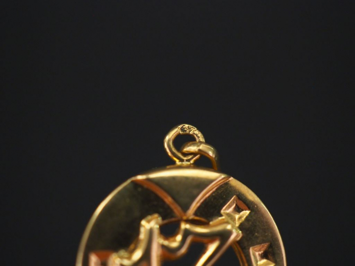 Ensemble comprenant :  -	 un pendentif en or jaune, serti en son centr