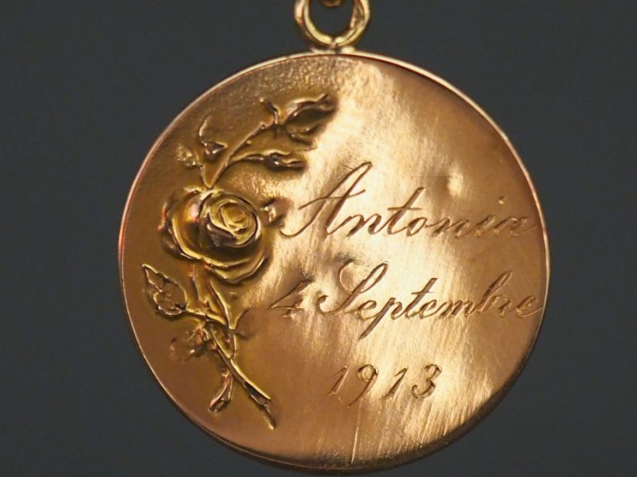 Médaille religieuse en or jaune, figurant la Sainte Vierge.  Marquée a