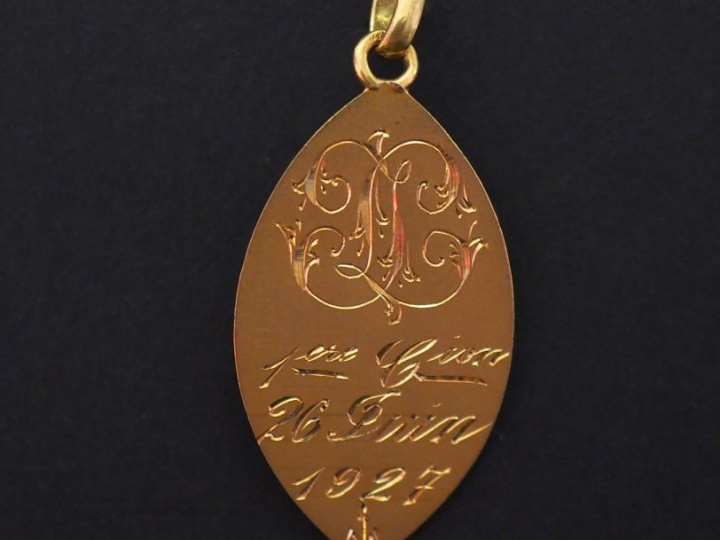 Médaille religieuse ovale en or jaune, figurant la Sainte Vierge de pr