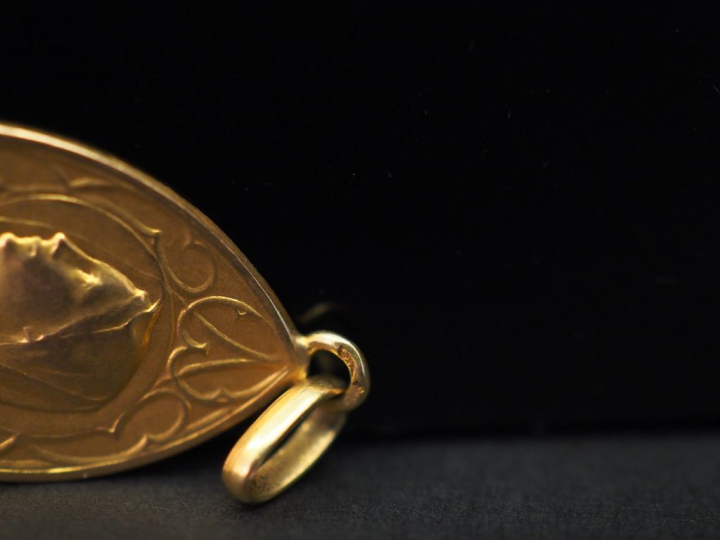 Médaille religieuse ovale en or jaune, figurant la Sainte Vierge de pr