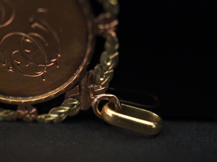 Ensemble comprenant cinq différentes médailles en or jaune, à décor de