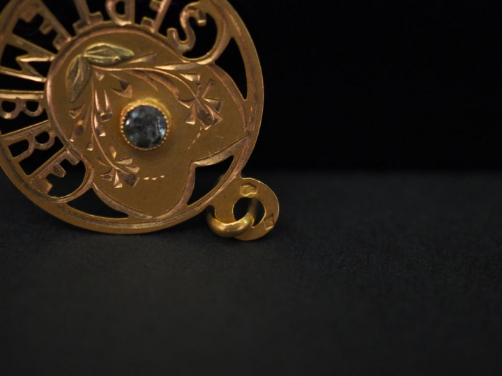 Ensemble comprenant :  - une médaille en or polylobée, à décor de mono