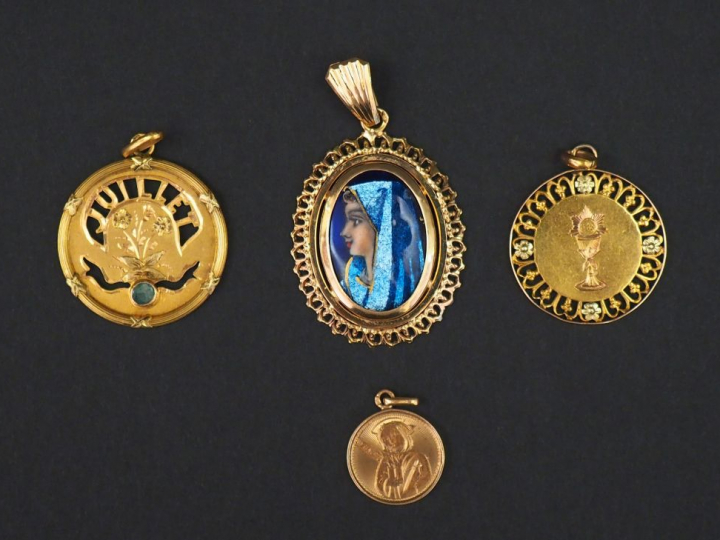 Ensemble comprenant :  - une médaille religieuse ronde en or jaune, à 