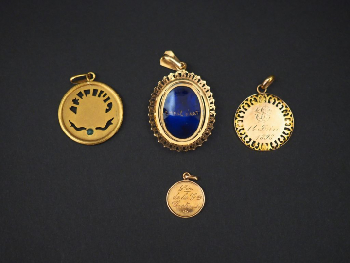 Ensemble comprenant :  - une médaille religieuse ronde en or jaune, à 