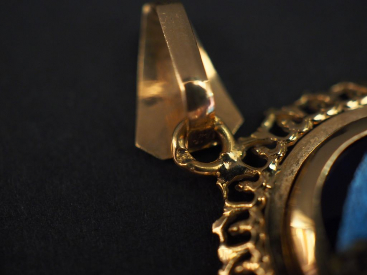 Ensemble comprenant :  - une médaille religieuse ronde en or jaune, à 