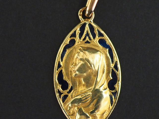 Médaille religieuse en or jaune et émail bleu figurant la Sainte Vierg