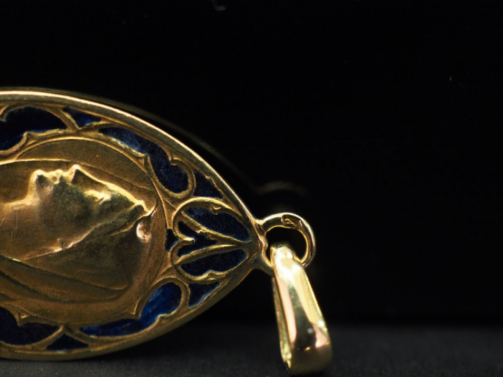 Médaille religieuse en or jaune et émail bleu figurant la Sainte Vierg