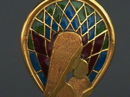 Médaille religieuse en or jaune et émail polychrome, figurant une Vier
