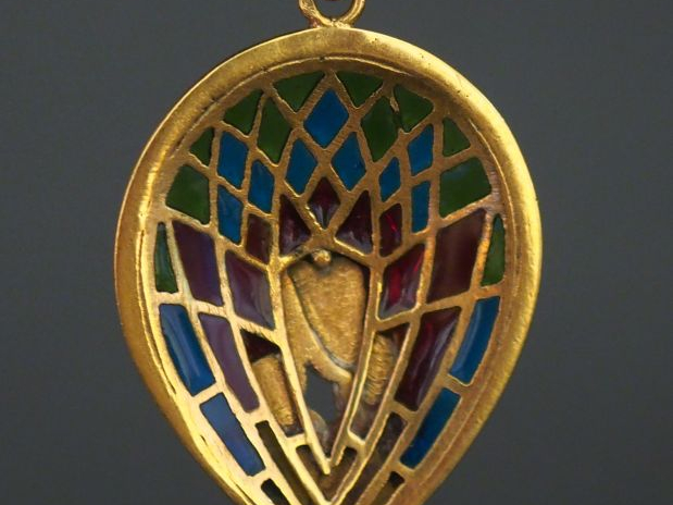 Médaille religieuse en or jaune et émail polychrome, figurant une Vier
