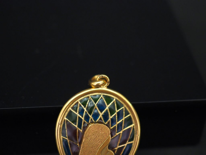 Médaille religieuse en or jaune et émail polychrome, figurant une Vier