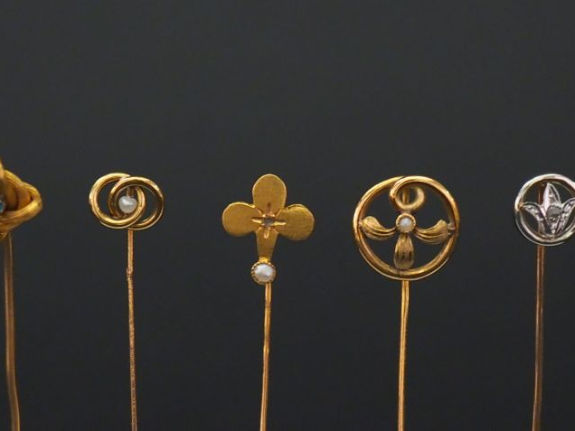 Ensemble comprenant :  -	une épingle à cravate en or jaune, à décor de