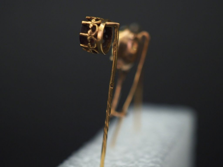 Ensemble comprenant :  -	une épingle à cravate en or jaune, sertie d’u