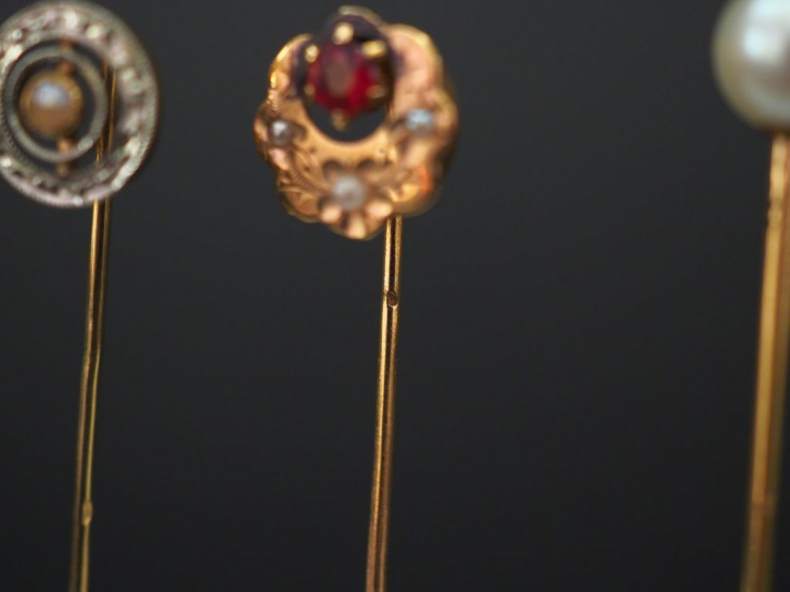 Ensemble comprenant :  -	une épingle à cravate en or jaune, sertie en 