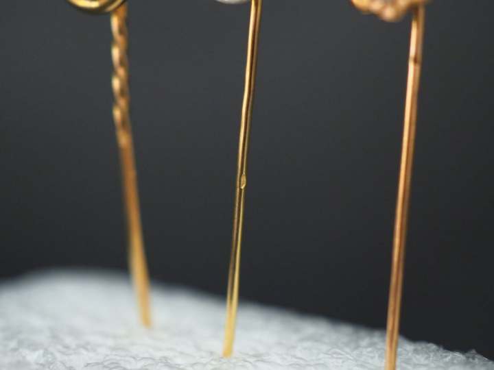 Ensemble comprenant :  -	une épingle à cravate en or jaune, sertie en 