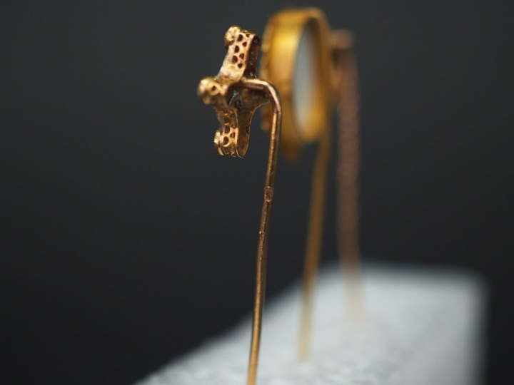 Ensemble comprenant :  -	une épingle à cravate de style Art Nouveau en