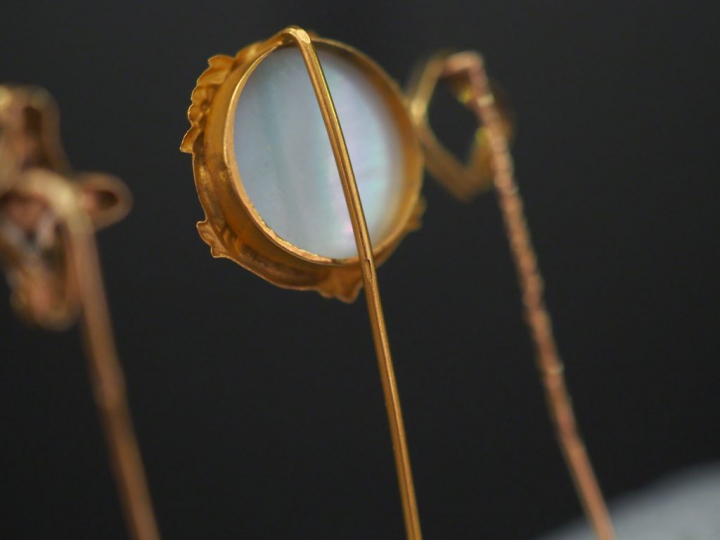 Ensemble comprenant :  -	une épingle à cravate de style Art Nouveau en