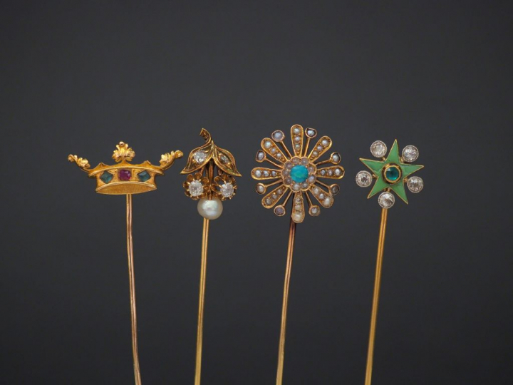 Ensemble comprenant :  - une épingle en or jaune, à décor d'une couron