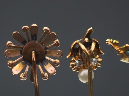 Ensemble comprenant :  - une épingle en or jaune, à décor d'une couron