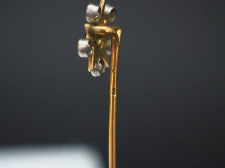 Ensemble comprenant :  - une épingle en or jaune, à décor d'une couron