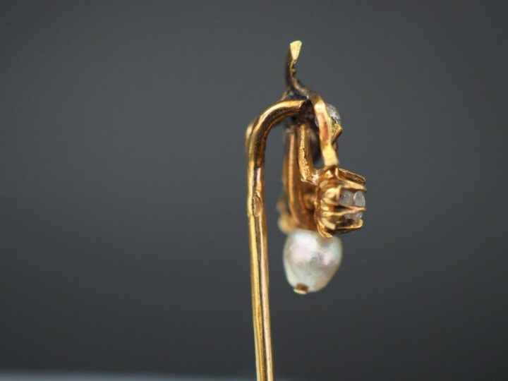 Ensemble comprenant :  - une épingle en or jaune, à décor d'une couron