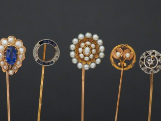 Vente aux enchères Ensemble comprenant :  - une épingle Napoléon III en or jaune et perle