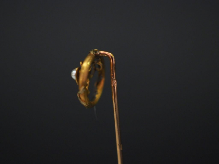 Ensemble comprenant :  - une épingle Napoléon III en or jaune et perle