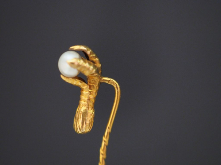 Ensemble comprenant :  - une épingle en or jaune, sertie d'un camée fi