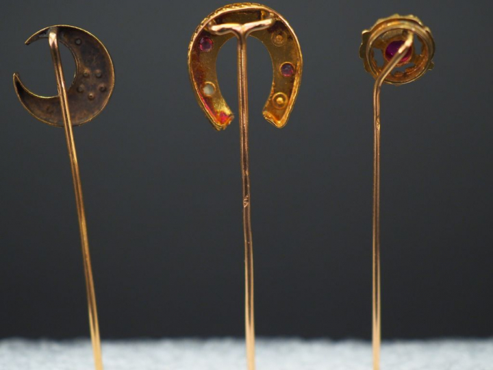 Ensemble comprenant :  -	une épingle à cravate en or jaune, à décor de