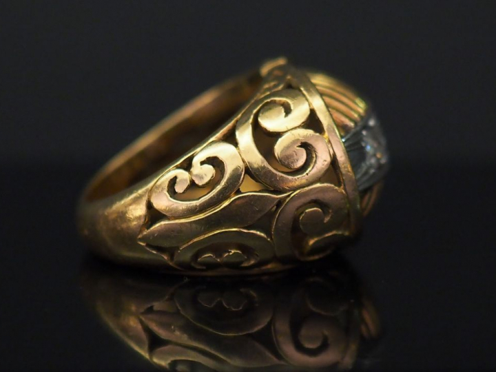 Bague dôme de style 1940 en or jaune à décor de godrons, sertie d’une 