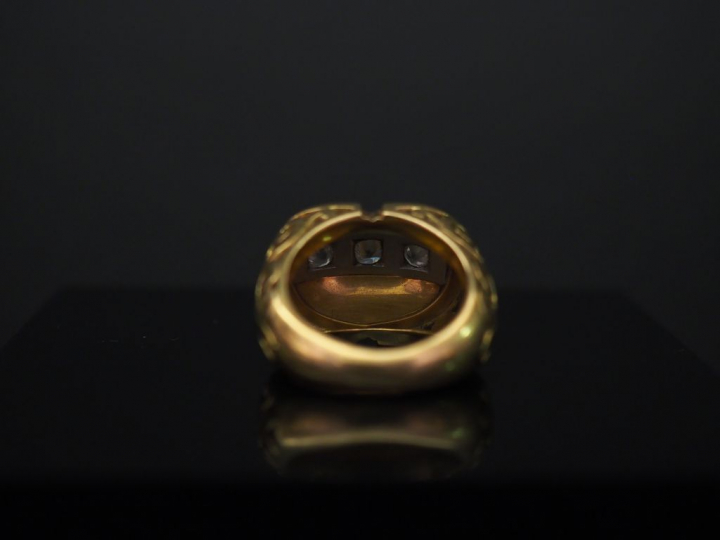 Bague dôme de style 1940 en or jaune à décor de godrons, sertie d’une 