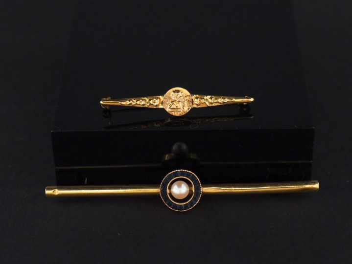 Broche barrette en or jaune, à décor d’un motif central circulaire ser