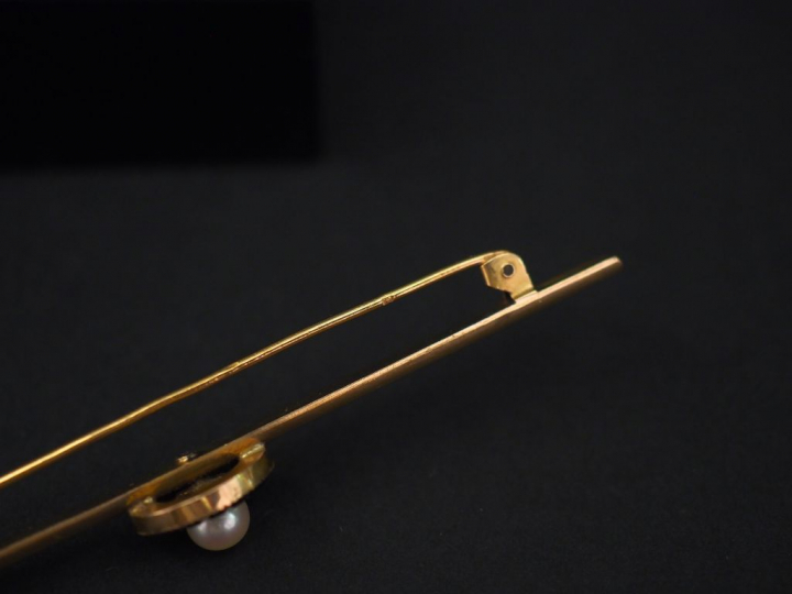 Broche barrette en or jaune, à décor d’un motif central circulaire ser