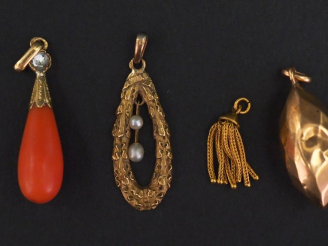 Vente aux enchères Ensemble comprenant :  - un pendentif en or jaune en forme de pompon. 