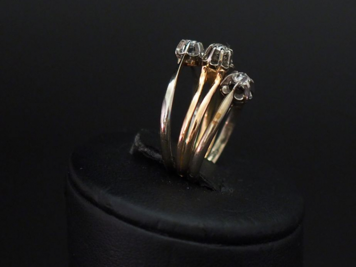 Ensemble comprenant :  - une bague solitaire en or jaune, sertie en so