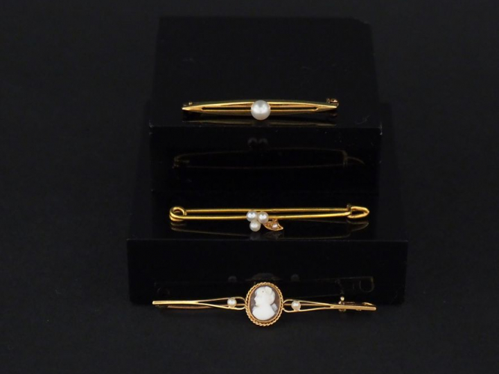 Ensemble comprenant :  -	une broche barrette en or jaune, sertie en so