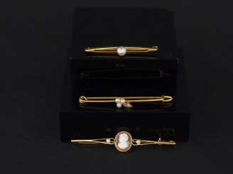 Vente aux enchères Ensemble comprenant :  -	une broche barrette en or jaune, sertie en so