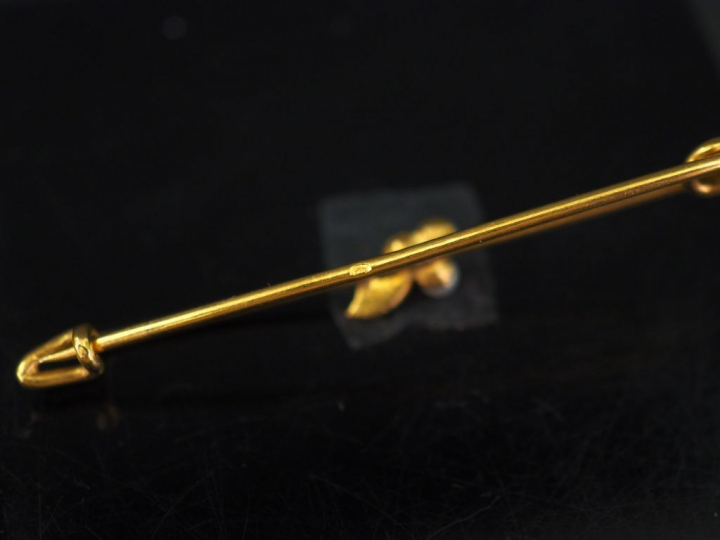 Ensemble comprenant :  -	une broche barrette en or jaune, sertie en so