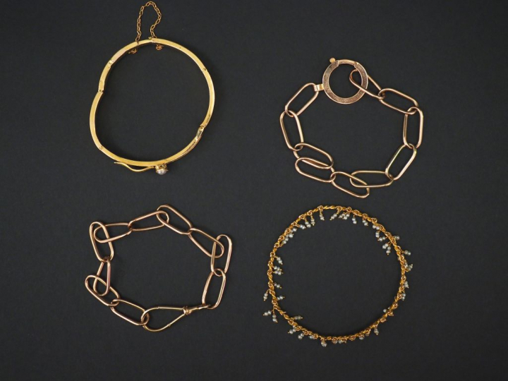 Ensemble comprenant :  - un bracelet jonc torsadé en or jaune, à décor