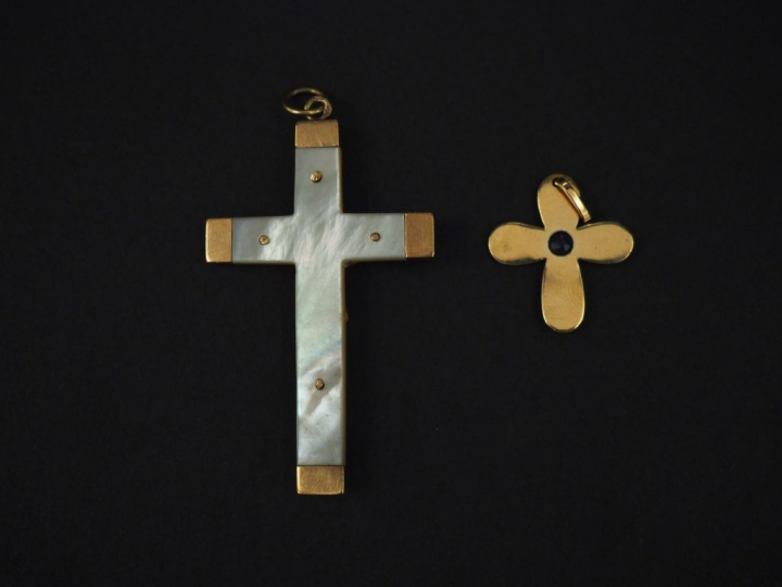 Ensemble comprenant :  - un pendentif en forme de croix en or jaune, s