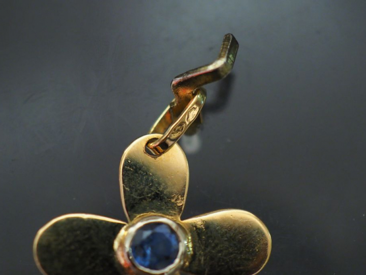 Ensemble comprenant :  - un pendentif en forme de croix en or jaune, s