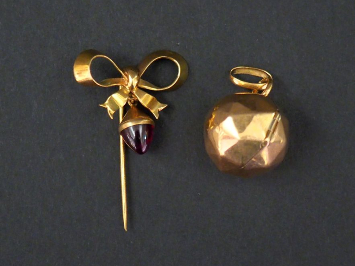 Ensemble comprenant :  - une épingle en or jaune en forme de nœud de r