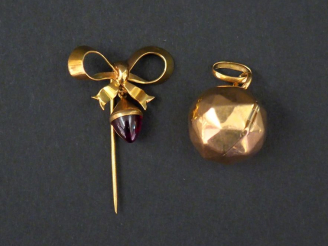 Vente aux enchères Ensemble comprenant :  - une épingle en or jaune en forme de nœud de r