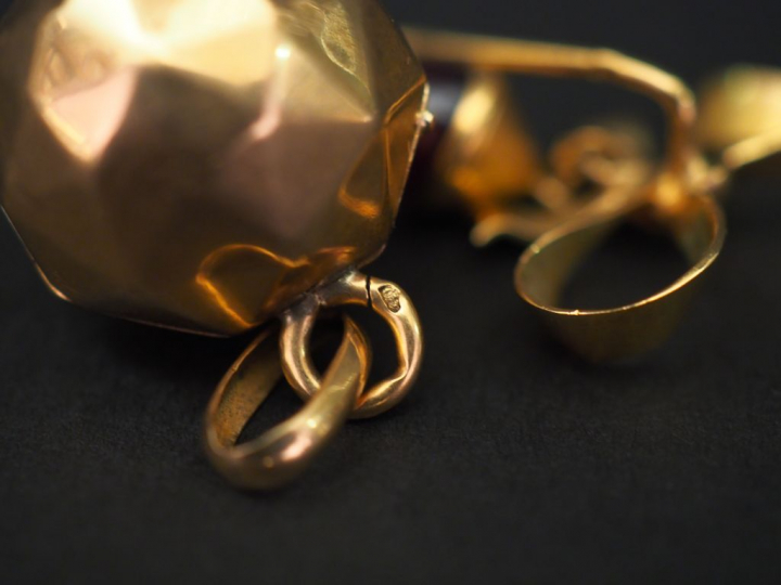 Ensemble comprenant :  - une épingle en or jaune en forme de nœud de r